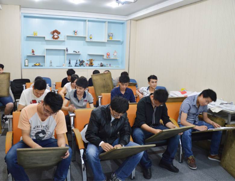 学员认真学习 学员认真学习
