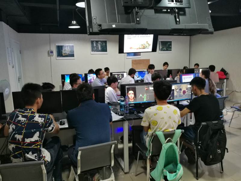学员认真学习 学员认真学习