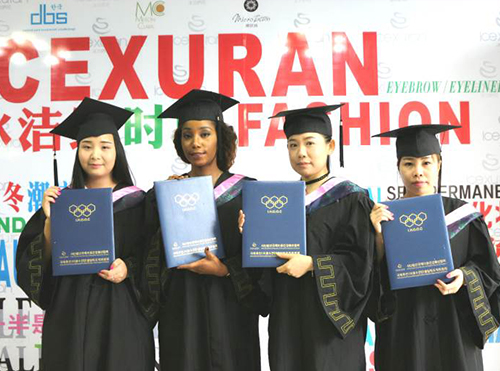 与外国学员合影留念 与外国学员合影留念