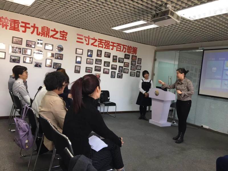 学员在认真听课 学员在认真听课
