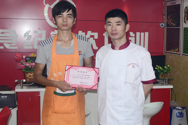 学员在老师的教导下获得证书 学员在老师的教导下获得证书