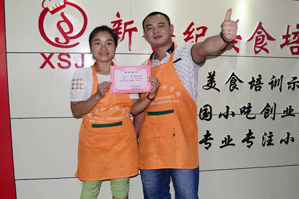 学员在老师的教导下获取证书 学员在老师的教导下获取证书