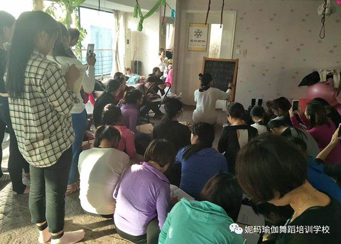 老师在为学员讲解知识 老师在为学员讲解知识