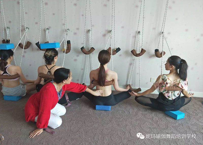 老师为学员调整姿势 老师为学员调整姿势