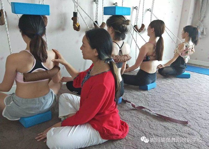 老师为学员调整姿势 老师为学员调整姿势