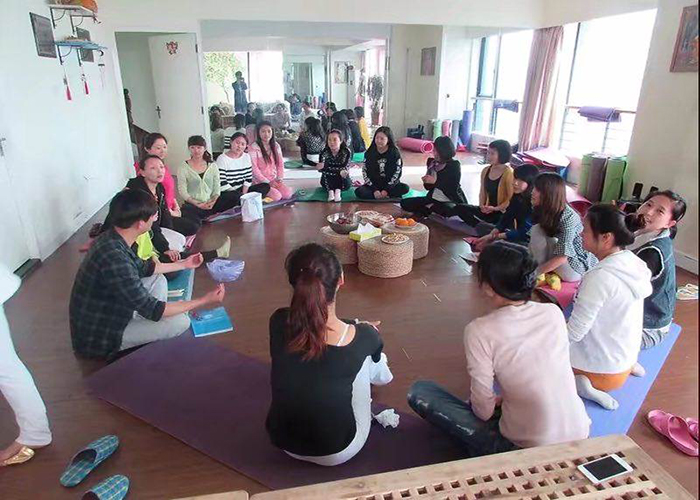 老师为学员讲解知识中 老师为学员讲解知识中
