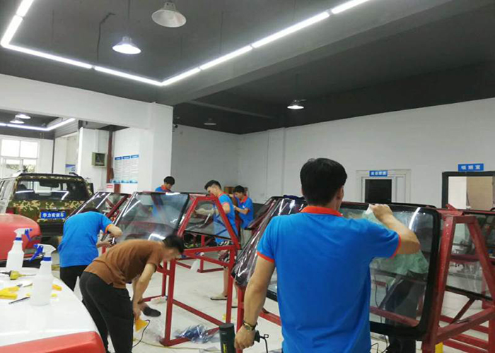学员在对汽车玻璃检查 学员在对汽车玻璃检查
