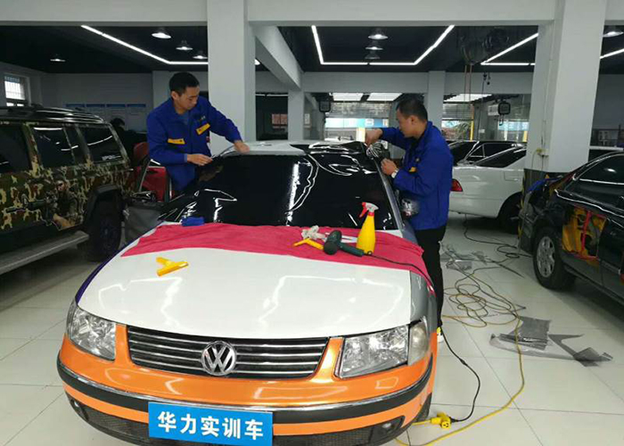 老师教导学员为汽车贴膜 老师教导学员为汽车贴膜