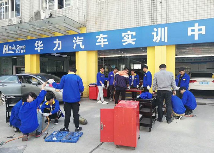 学员在学会使用工具 学员在学会使用工具
