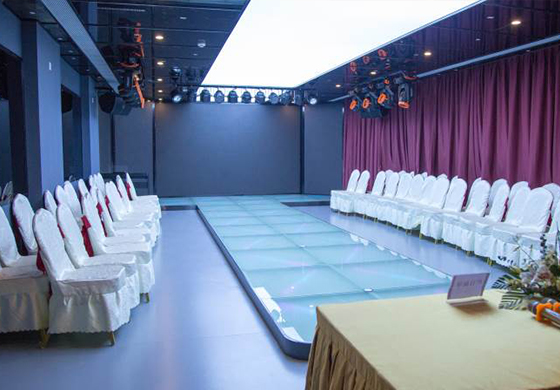 學(xué)校環(huán)境-T臺(tái)表演室 學(xué)校環(huán)境-T臺(tái)表演室