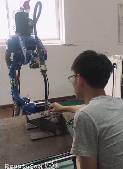 课堂剪影-学员调试机器 课堂剪影-学员调试机器