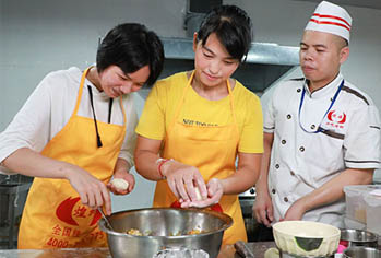 学员学做早餐中