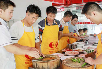 学员正在学做快餐中