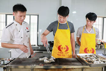 学员学做烧烤中