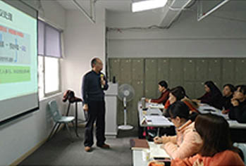 学员认真听课中