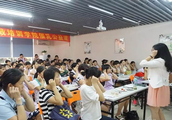 课堂剪影-认真听讲 课堂剪影-认真听讲