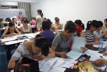 正在认真学习的学员