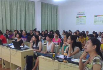 认真听课的学员