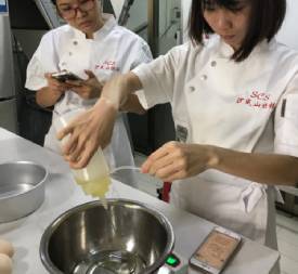 学员制作蛋糕中