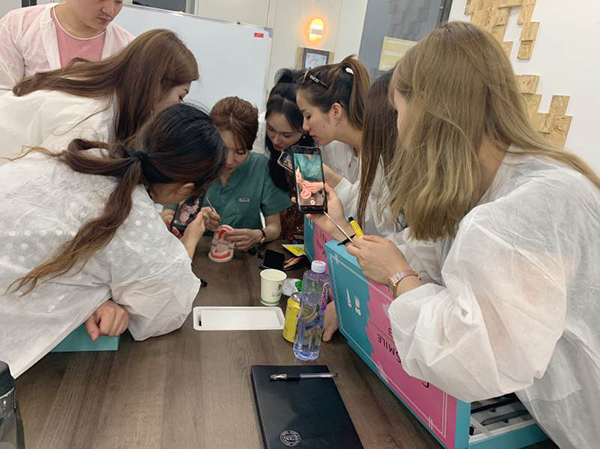 老师在为学员讲解牙齿结构 老师在为学员讲解牙齿结构