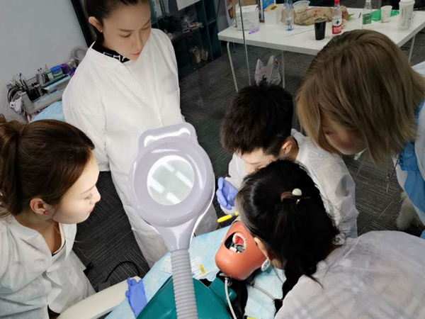 学员在实践操作 学员在实践操作