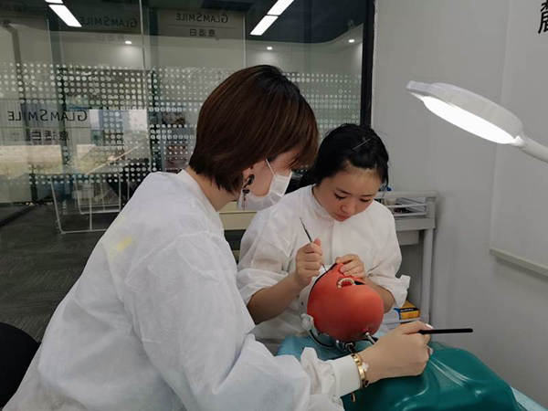 老师在指导学员操作 老师在指导学员操作