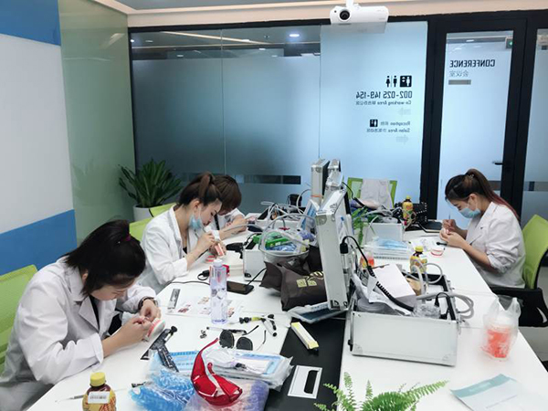 学员在自主研究牙齿结构 学员在自主研究牙齿结构