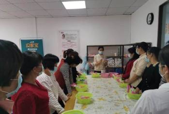 正在认真上课的学员