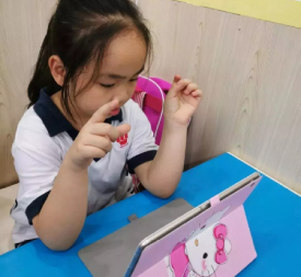 孩子在认真上课中