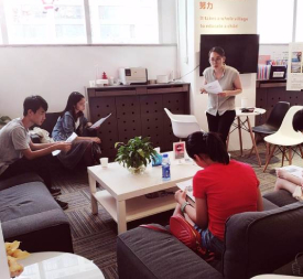 学生认真听讲中