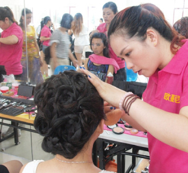 認(rèn)真化妝的學(xué)員 認(rèn)真化妝的學(xué)員