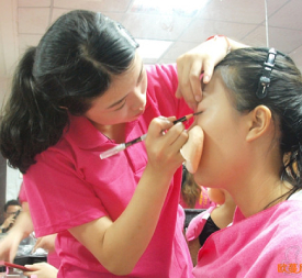學(xué)員化妝實(shí)操中 學(xué)員化妝實(shí)操中