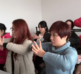 學(xué)習(xí)按摩手勢(shì)的學(xué)員 學(xué)習(xí)按摩手勢(shì)的學(xué)員