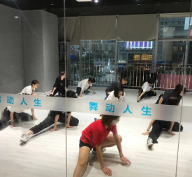 练舞中的学员