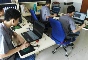 认真上课的学员