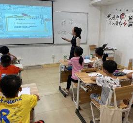 认真上课的小学员