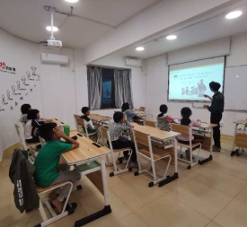 正在上课的学生们