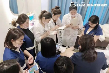 学员认真学习中