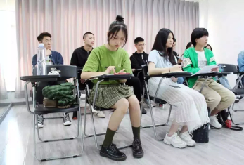 學(xué)員在認(rèn)真上課