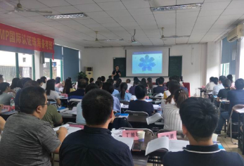 學(xué)員認真上課中 學(xué)員認真上課中