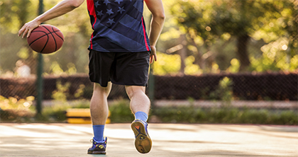 打篮球