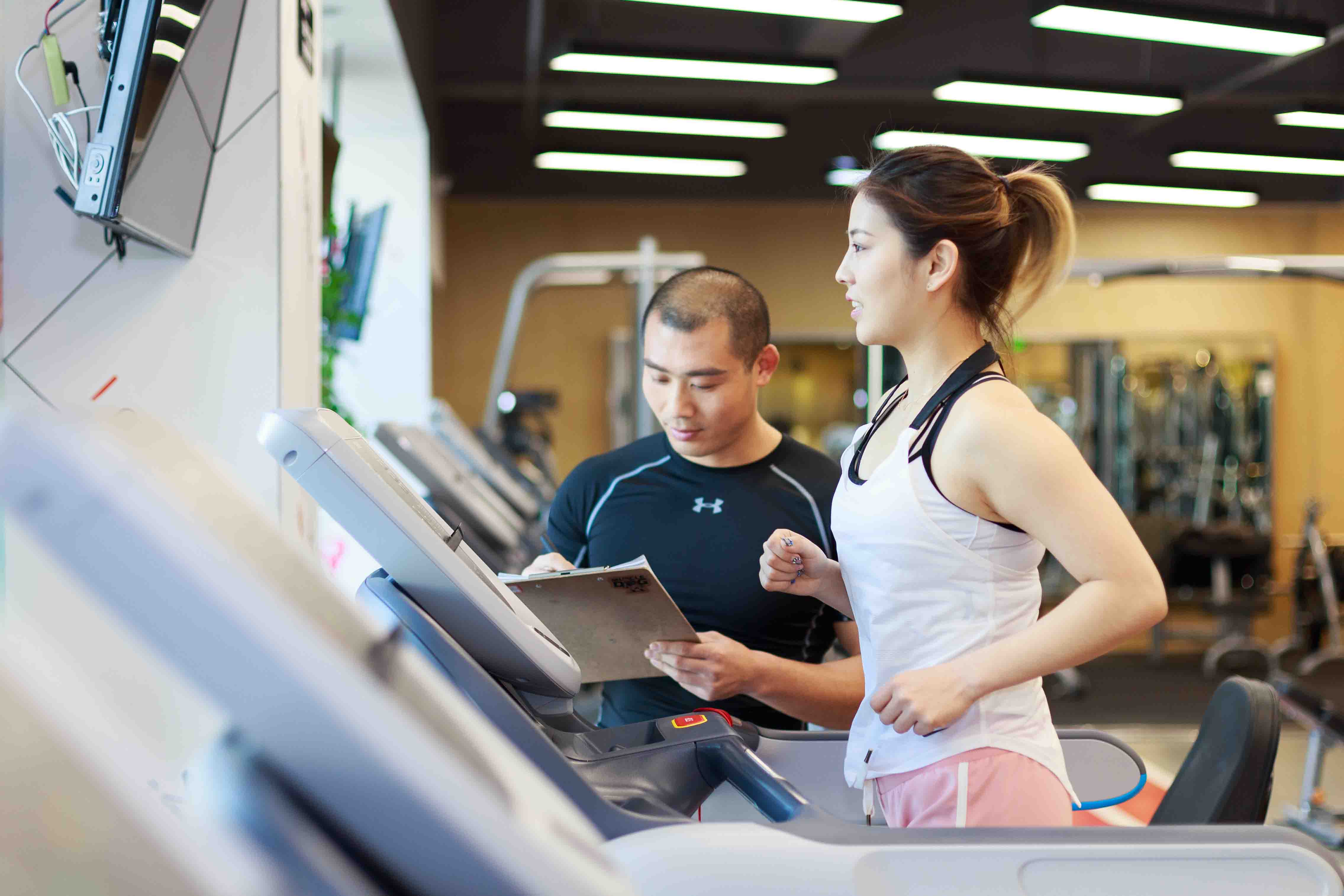 摄图网_500292681_用跑步机的美女（企业商用）