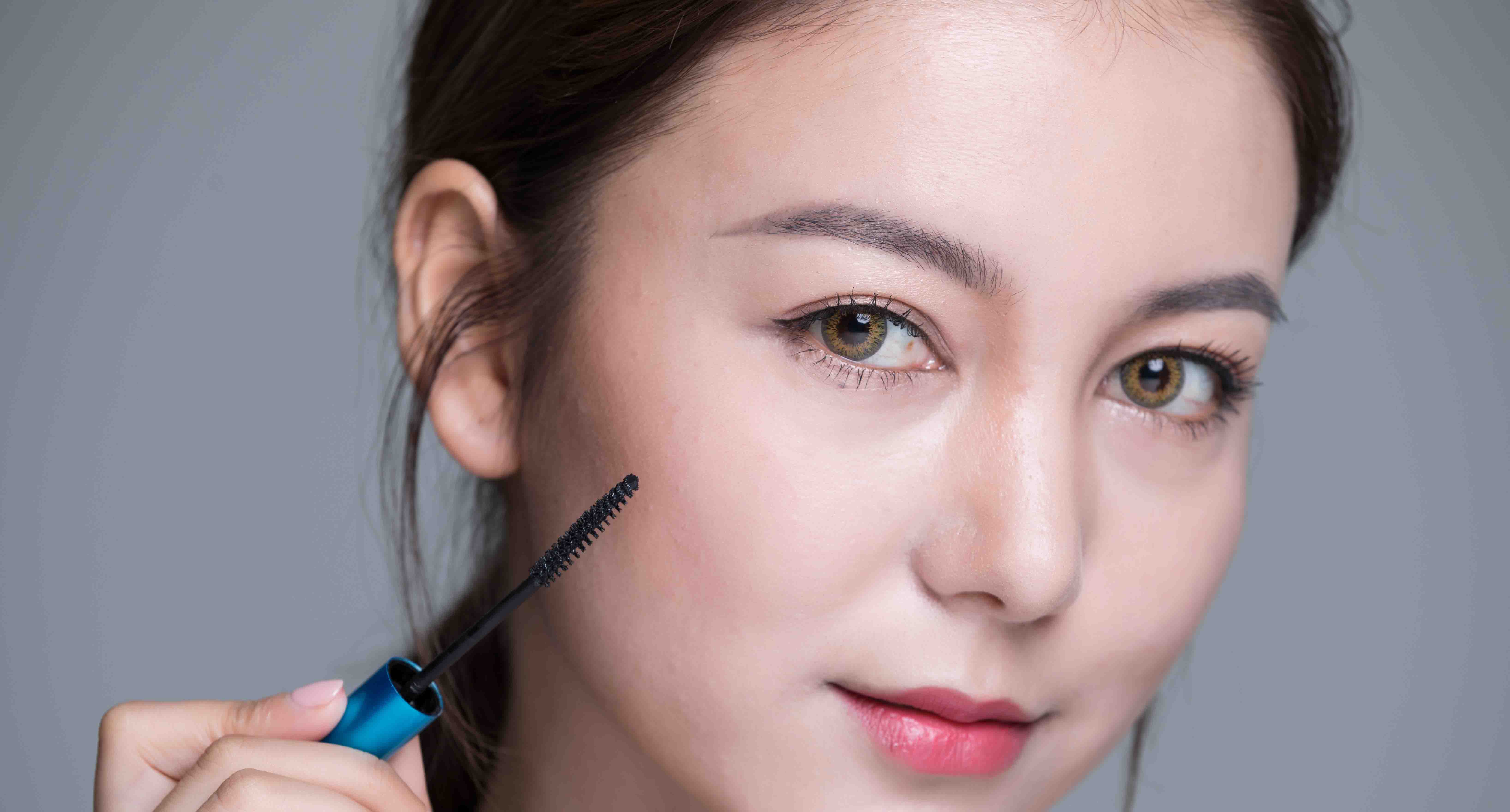 摄图网_501055408_美女化妆眼妆（企业商用）