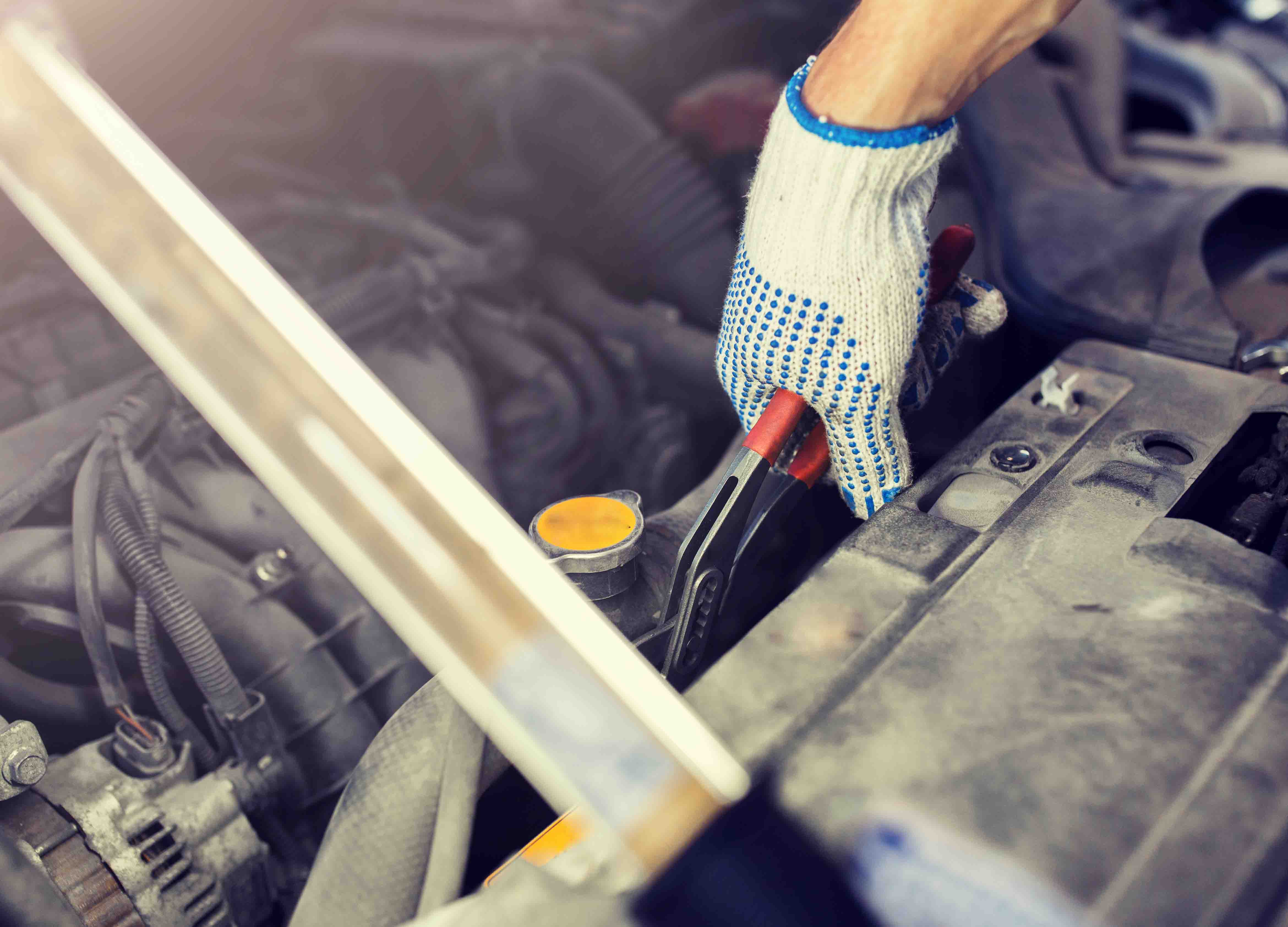 摄图网_300058521_汽车服务,维修,维护人的汽车技工与灯钳子车间工作机修工车间用钳子修理汽车（企业商用）