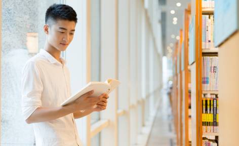 学生位于图书馆学习