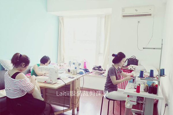 学员在进行裁剪工作 学员在进行裁剪工作