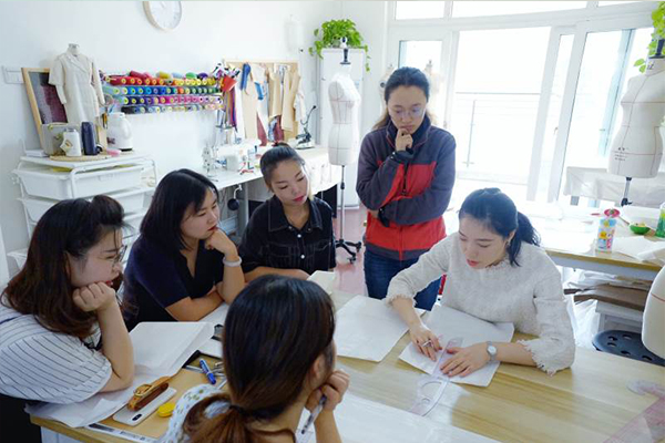 老师在为学员讲解知识 老师在为学员讲解知识