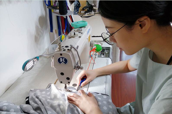 学员在进行缝纫工作 学员在进行缝纫工作