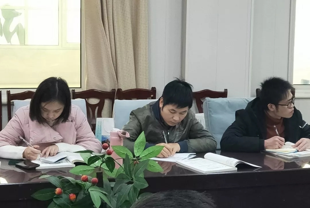 学员认真听课做笔记.webp 学员认真听课做笔记.webp
