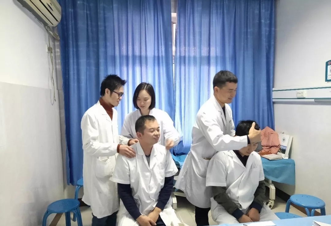 学员相互实操 正骨.webp 学员相互实操 正骨.webp